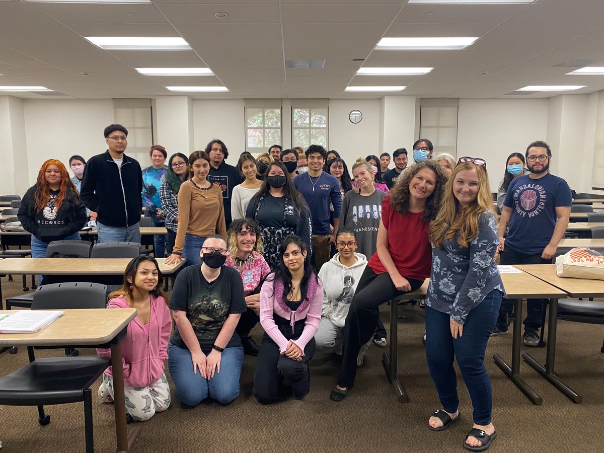 SoCALHospice's tweet photo. Today we visited Angie’s Death and Dying class at Fullerton College! After visiting Angie’s class for almost 15 years now, we are so honored to educate students about hospice! We were able to raffle 3 of Michelle’s books to her students! Thank you for having us ☺️📚🖍 #SCHF https://t.co/Dbv3mrT5Rw