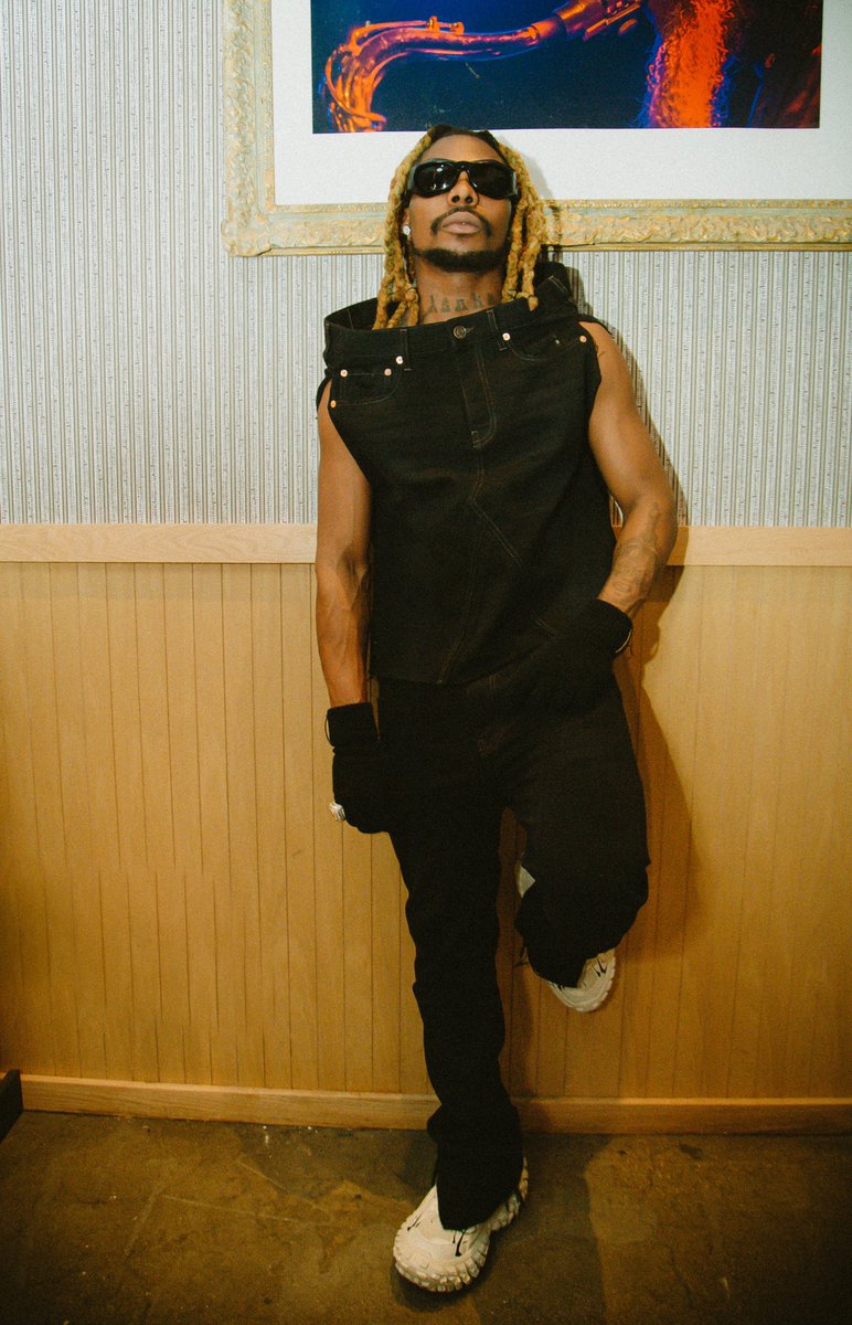 PoojaMedia's tweet photo. Asake wore jean trouser as top. 

Incredible 🔥❤ https://t.co/pF4NBtEzgz