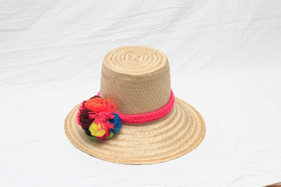 reddearte's tweet photo. #VitrinaArtesanal || Se acerca el fin de semana y estar al aire libre es una opción fantástica cuidarte del sol ☀️ es necesario y la familia Ipuana lo sabe, es por ello que traen este sombrero 👒 de fibra de mawisa. Adquiérelo en nuestras tiendas-galerías.

#VivaElPoderPopular https://t.co/7vEOVT0QNw