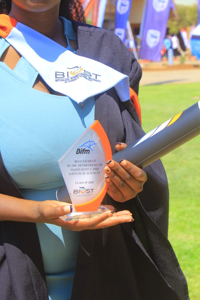 191100grl's tweet photo. Bachelor of Sciences Pure and Applied Mathematics
Best student in the Department of Mathematics and Statistical Sciences
BIUST class of 2022 https://t.co/K6pqhRRLNd