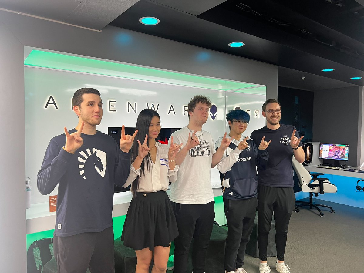 TeamLiquidLoL's tweet photo. Pro gamers meeting future pro gamers 🤝

We’re so excited to hangout with everyone at the @Alienware Longhorn Esports Lounge and play some games with you all! 💙 https://t.co/cjYv8SsW6P