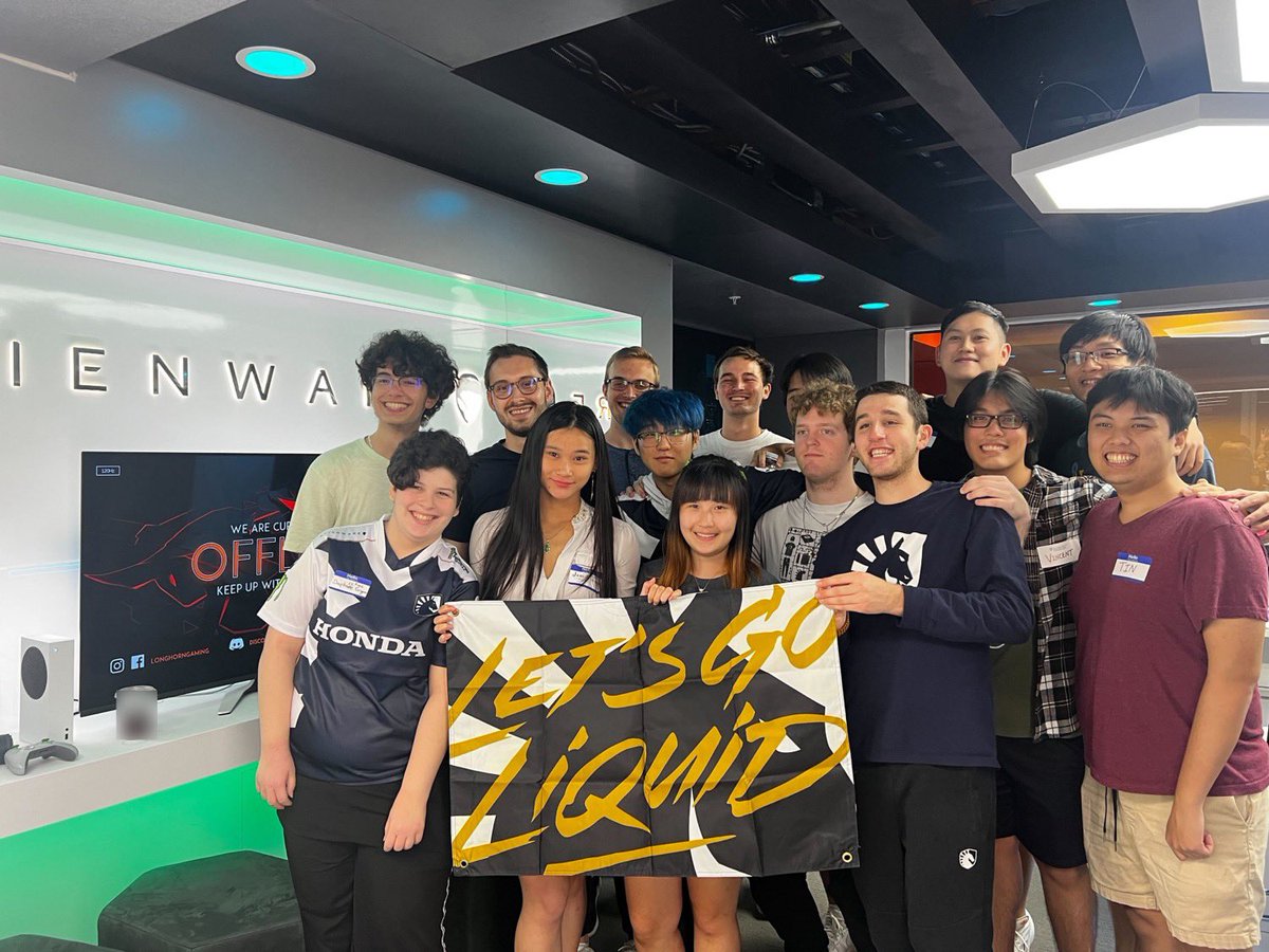 TeamLiquidLoL's tweet photo. Pro gamers meeting future pro gamers 🤝

We’re so excited to hangout with everyone at the @Alienware Longhorn Esports Lounge and play some games with you all! 💙 https://t.co/cjYv8SsW6P