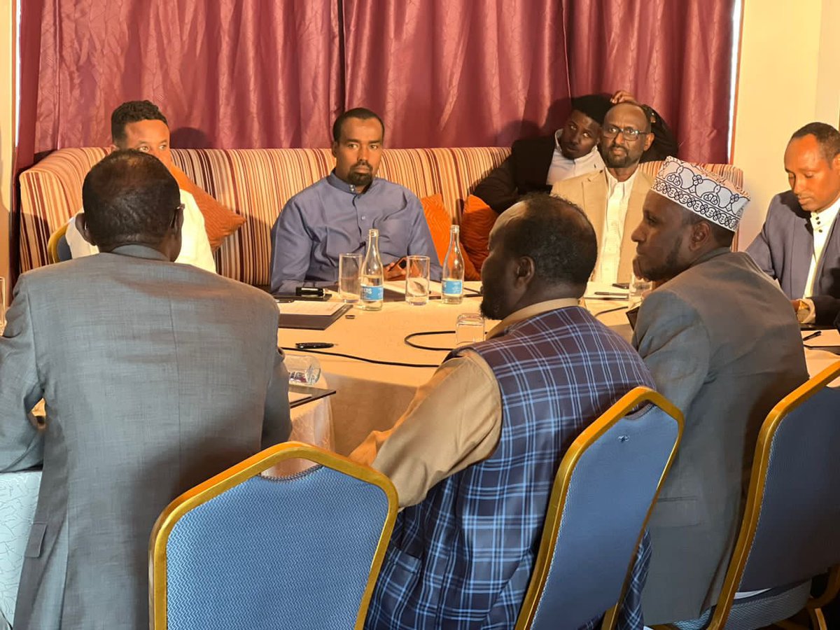 MohamedHRoble's tweet photo. I thank the Eastleigh Business Community for honoring me with an invitation to join them for lunch. We discussed the welfare of the Somali community in Kenya, and we shared views on improving trade relations between #Somalia and #Kenya. https://t.co/lNNBuk6P0K