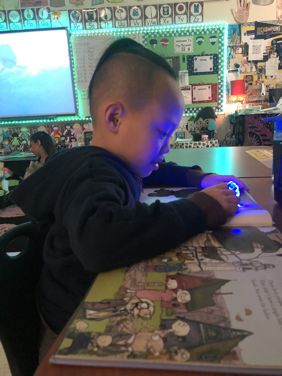 LVEHoffman's tweet image. Flashlight Friday! #readingisamazing #lvebelongs