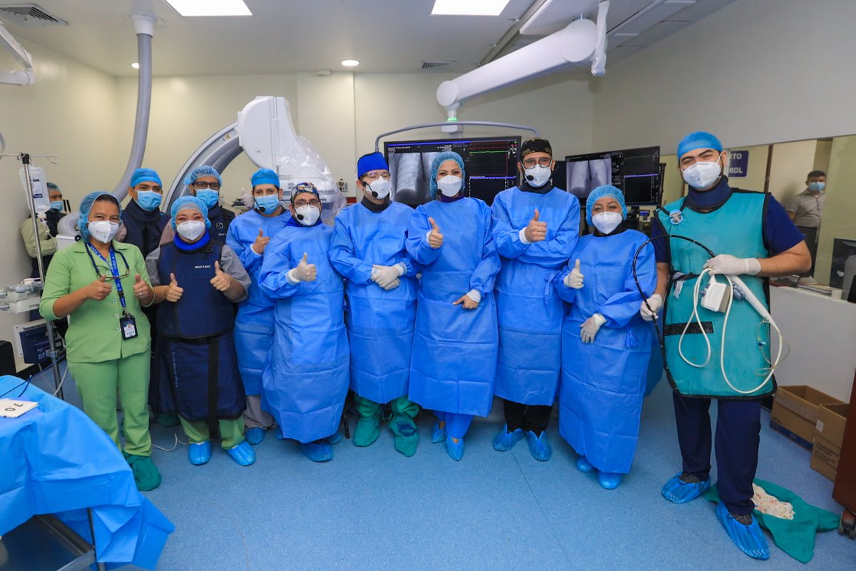isss_gob_sv's tweet photo. La cirugía la realizó el Dr. Jorge Guevara, el equipo de Cateterismo Cardíaco del Hospital Médico Quirúrgico; fue acompañada por la Dra. @MonicaAyalaGue1, y asistida por Roberto Mijangos y Adrián Sánchez, especialistas mexicanos en intervencionismo congénito y hemodinámica. https://t.co/GBlvaw7yTu