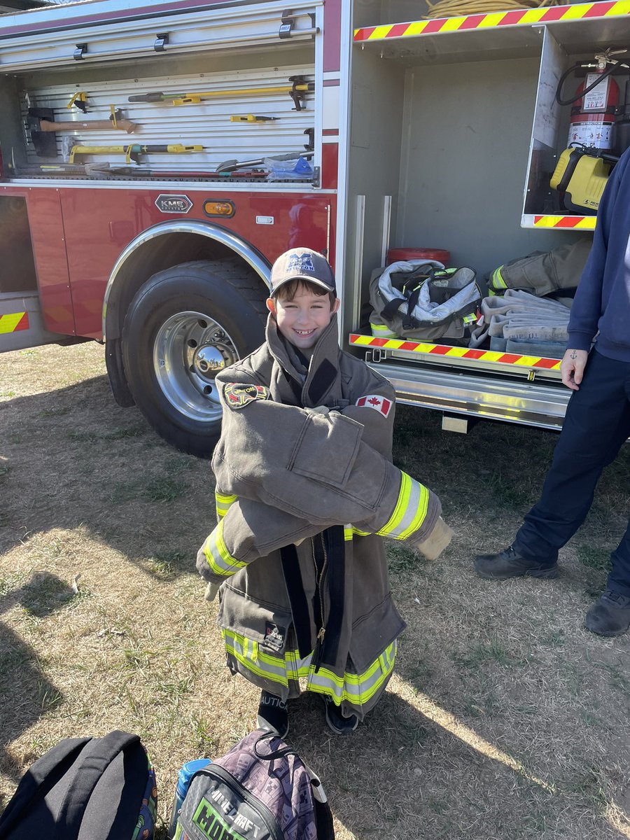 MsGrieco's tweet photo. Seeing the inside of a firetruck, trying on their jackets and meeting a fireman! So cool!! Students were amazed with how heavy the jacket was! ππ§―π₯ @OLVMWolverines @HCDSB #miltonfallfair #somuchfun https://t.co/45iSrw96Fl