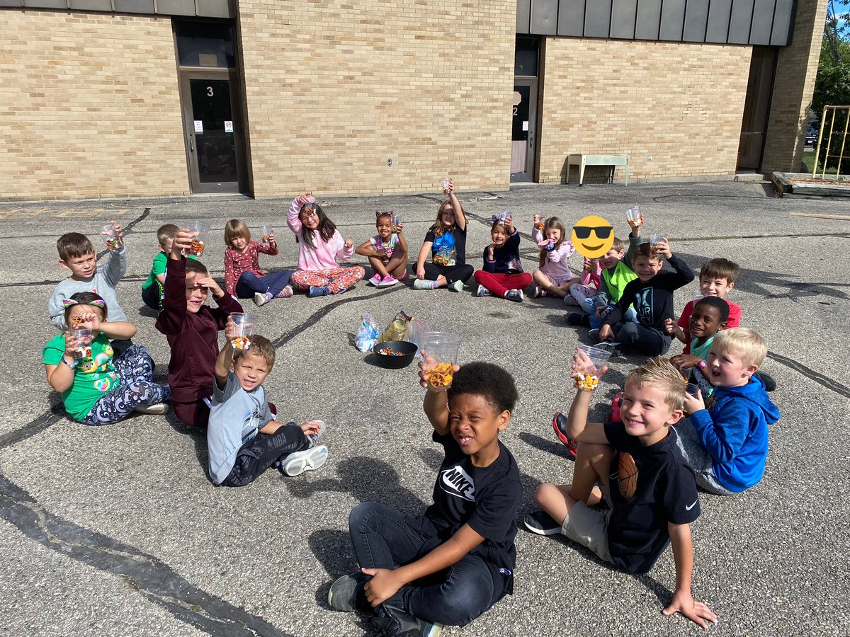 Ms_RogersEd's tweet photo. This morning we mixed up and ate our friendship snack to finish out our Responsible Citizen social studies unit 😋🍿 https://t.co/qqn3ByKDCY