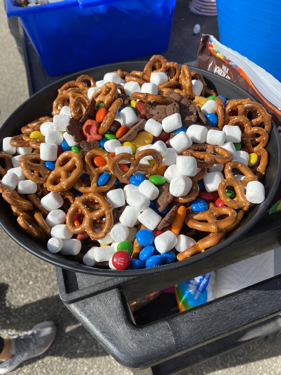 Ms_RogersEd's tweet photo. This morning we mixed up and ate our friendship snack to finish out our Responsible Citizen social studies unit 😋🍿 https://t.co/qqn3ByKDCY