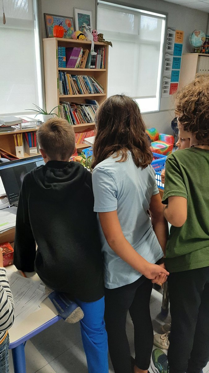 Cette semaine, les élèves ont profité d'une belle occasion de participer à une rencontre vidéo conférence avec une élève de la classe qui est en Croatie en ce moment. Quelle belle expérience!@ecolecatholique <a href="/smbmerrickville/">SMB</a> @LoignonL <a href="/GabrielleLefe/">Gabrielle Lefebvre</a> <a href="/SylvieGosseli11/">Sylvie Gosselin</a>