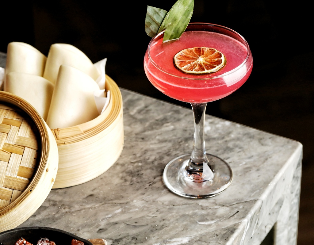 Spirit-free 𝗦𝗠𝗢𝗞𝗜𝗡𝗚 𝗞𝗜𝗟𝗟𝗦 is getting an upgrade this evening with locally produced @KomunityKombucha! Want a little extra? Add a shot of mezcal $3. ✌️ #arbellachicago