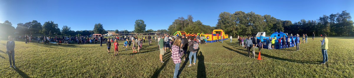 CLCheesmanEdD's tweet photo. Bouncing onto fall @oakhill2172 #AACPSAwesome #familymovienight https://t.co/t5ltXkPdzx