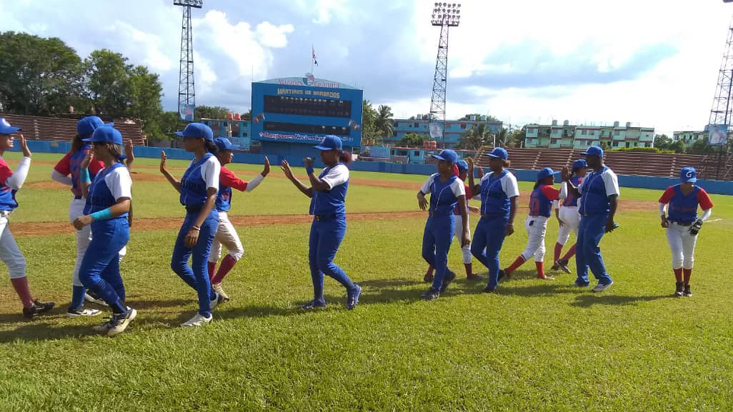 zdestrike's tweet photo. Ciego de Ávila, actual monarca nacional, Granma (subtitular) y Santiago de #Cuba debutaron hoy con victoria en la sexagonal final del VI Campeonato Nacional de béisbol femenino, primera categoría, que comenzó este viernes en el estadio Mártires de Barbados, de #Bayamo. https://t.co/IjmfWuxJcU