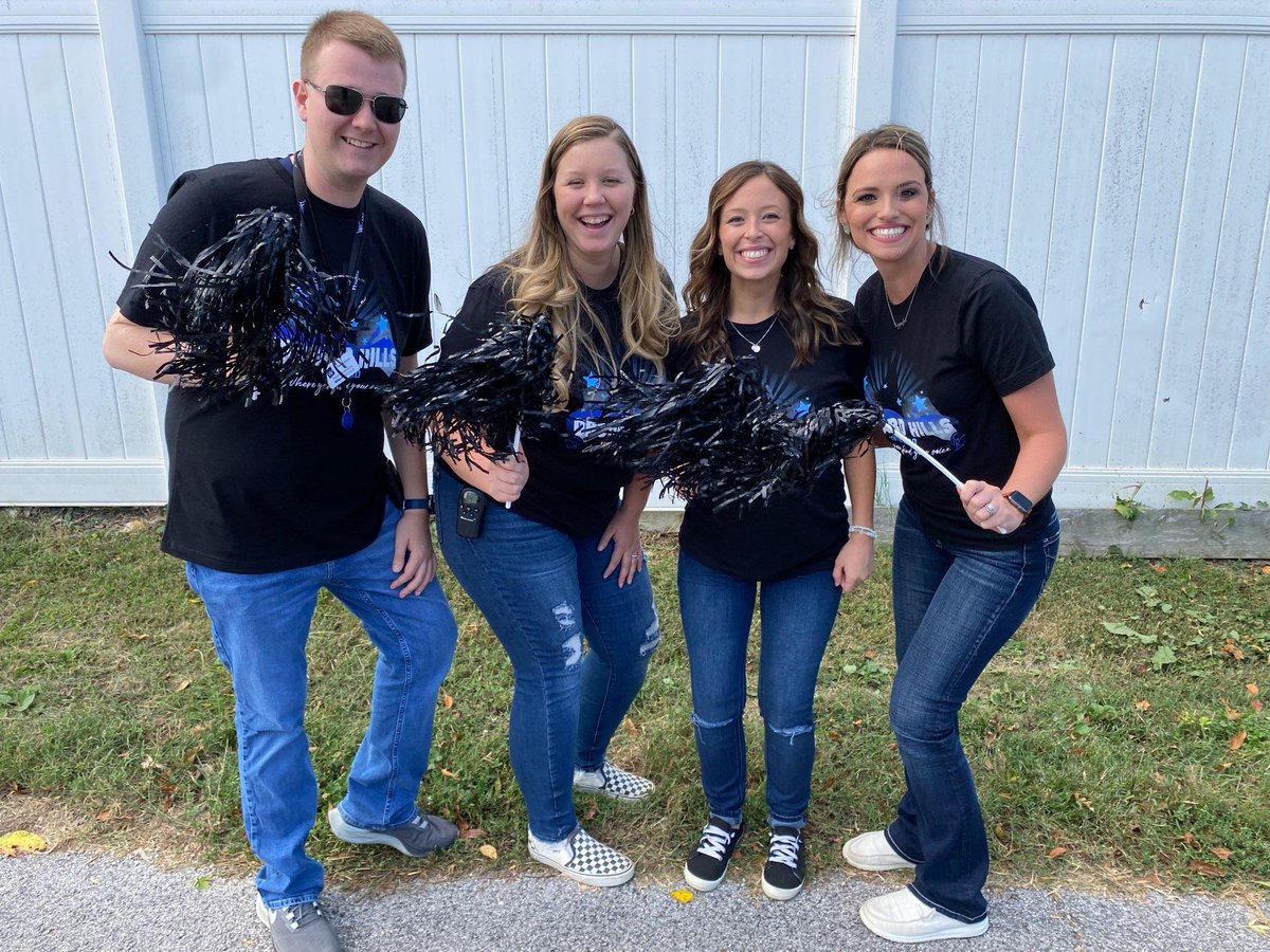 MrEthanGregory's tweet photo. #OneTeamOneWillard #OneWillard #WillardStrong for #Homecoming2022 I don't care much about sportsball but I do love this Willard Pride! #GoTigers! @WOHETIGERS @willardschools #WOHE #4thGrade https://t.co/zd5l8bIhkW