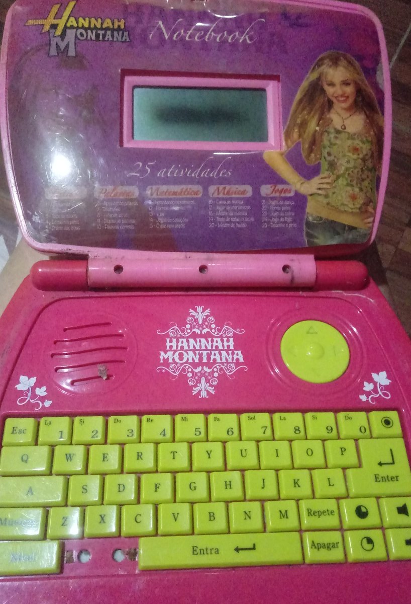 maizcherry's tweet photo. achei meu laptop de mil anos atrás tinha até esquecido que tinha quardado https://t.co/m2LowhAaNZ