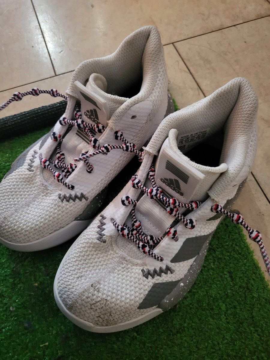 qvQCBDucIifuuUX's tweet image. チビの靴紐を交換。

元々付いてた紐が伸びるせい❓️なのか、ほどけやすいので😅

サッカーや野球のスパイクはべルクロあるけどバッシュやバレーは何故ない❓️

それが良いとか悪いとかじゃなく、ただ疑問に思った
#CATERPY