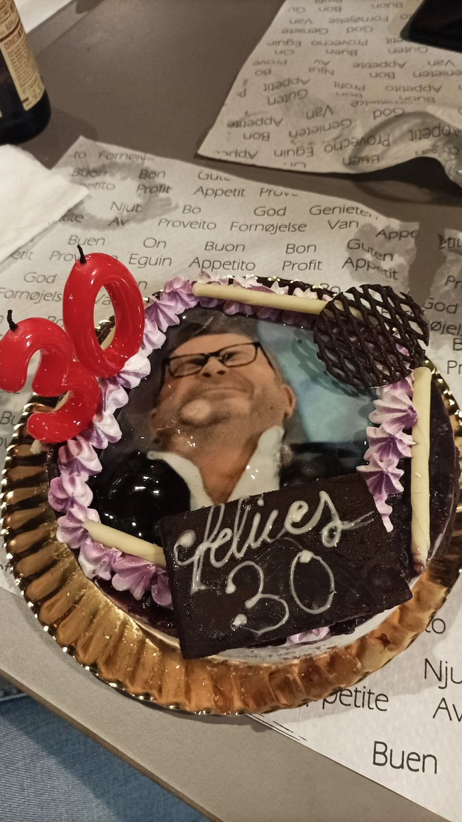 92eLii's tweet photo. La mejor tarta de cumpleaños del mundo! Me representa! Gracias @jjaviervazquez por ser tan yo!💜 https://t.co/atDA6NYu8j