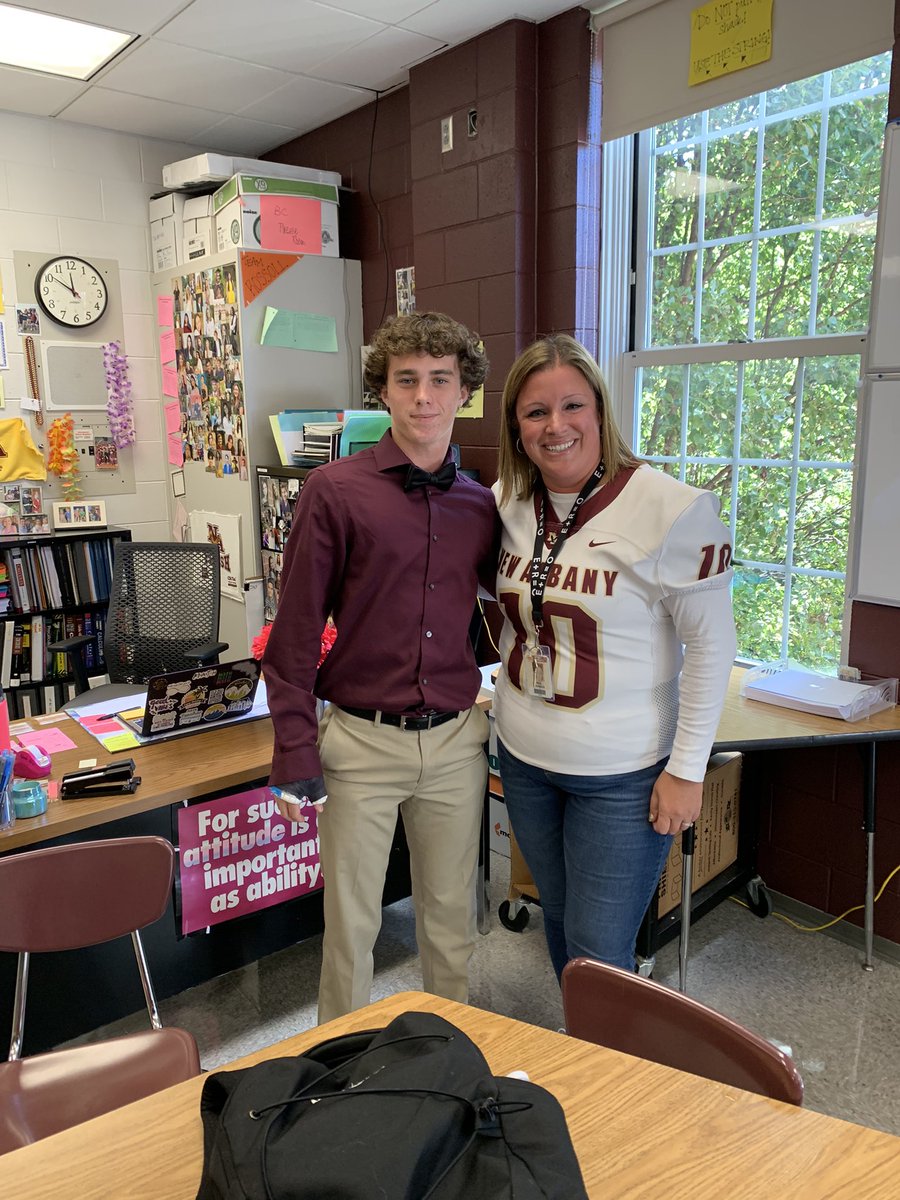 LindaMSchmidt6's tweet photo. Go Eagles! Honored! 🏈

 @ZachLumpkin2 🦅 #NAHSHoCo https://t.co/K5Id4MV2kp