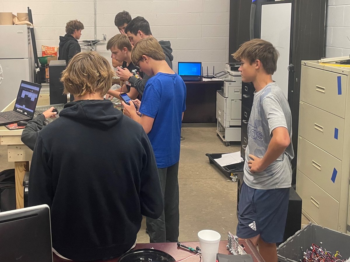 RoboKaiRobotics's tweet image. Our first official meeting of the season in the books

We made great progress building a coding today 

Excited for the rest of the season
@BishopFenwick1 @FTCTeams