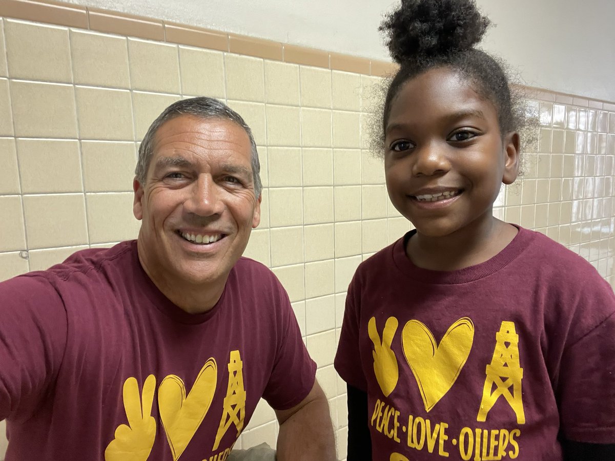 mrstimac's tweet photo. It’s a Great Day when you’re sporting the same shirt as one of your favorite @13easd students! #13succeeds  #OilerNattion https://t.co/2hfuzlJ1YV