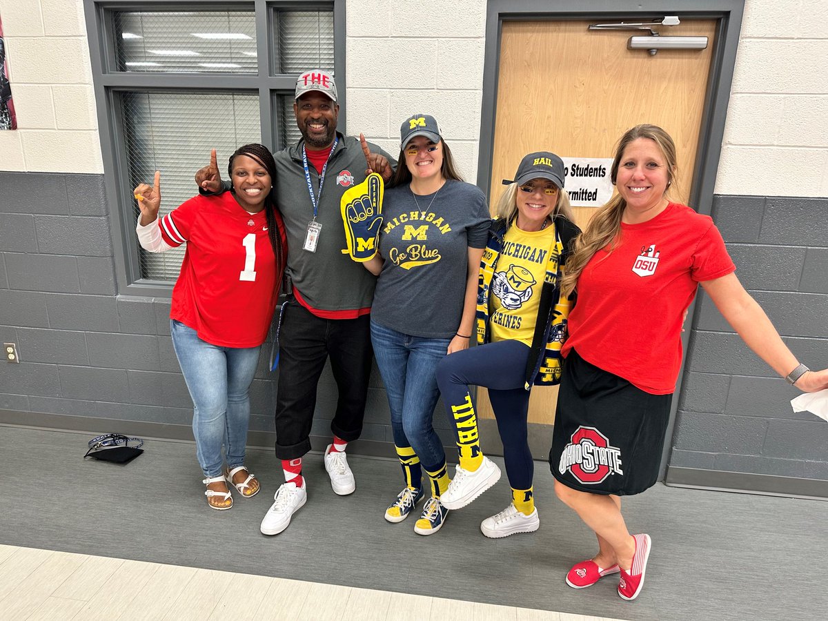 RMSRavens's tweet photo. HOW did we allow these 2 in THE MIDDLE to infiltrate this pic? #WEARE #ROCKVALE #1FAMILY #notonthanksgiving #GOBUCKEYES #HAIL #GOBLUE #HOMECOMINGWEEK #REPYOURSQUAD https://t.co/ZGRnLfz4Ox