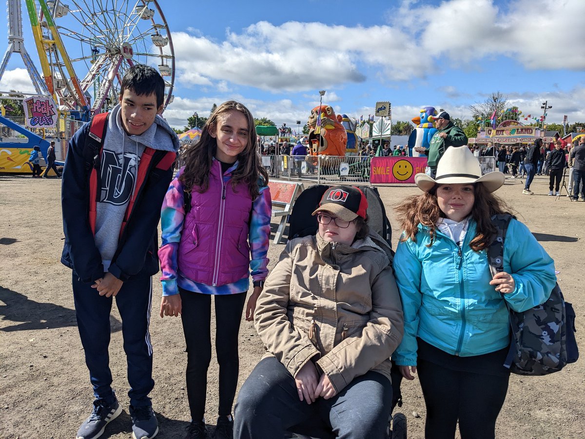 MsBJones12's tweet photo. What a beautiful day for the Carp Fair! We had so much fun ☺️ #ocsbjoy      @NotreDameOCSB https://t.co/XKc5oMw7Tu