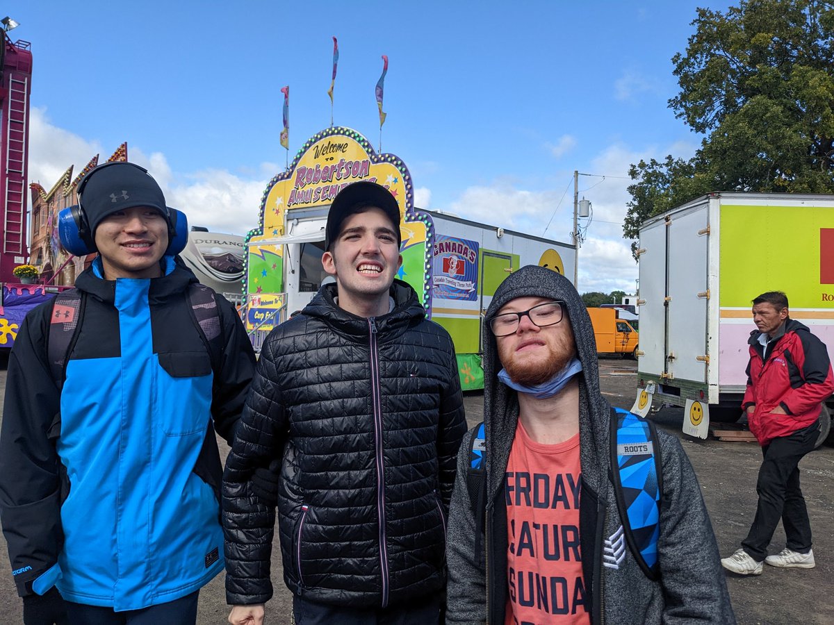 MsBJones12's tweet photo. What a beautiful day for the Carp Fair! We had so much fun ☺️ #ocsbjoy      @NotreDameOCSB https://t.co/XKc5oMw7Tu