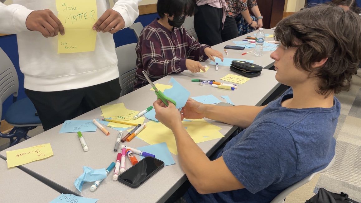 ksobieski212's tweet photo. Key Club spreading positivity throughout school! @Zapata__Melissa #kindnessmatters #leydenpride https://t.co/1lxmllno0U