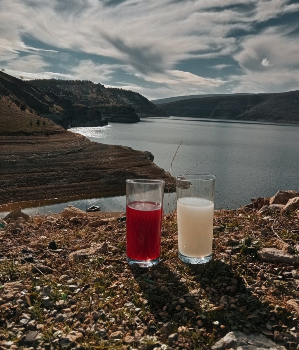 sueeeeee1978's tweet photo. Seni düşünmek güzel şey
Seni düşünmek ümitli şey 
Fakat ümit yetmiyor bana 
Ben artık şarkı dinlemek değil
ŞARKI söylemek istiyorum..🥂 https://t.co/yz2rrCTptF