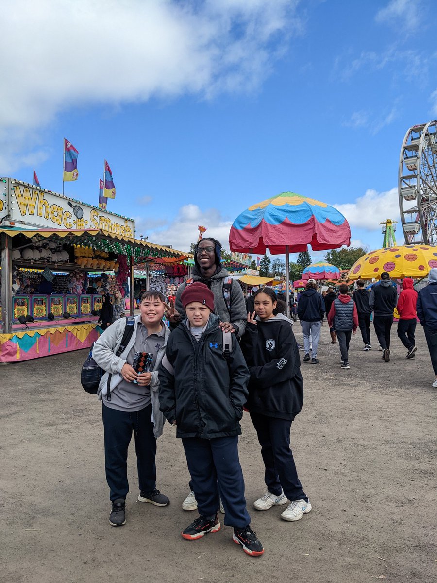 MsBJones12's tweet photo. What a beautiful day for the Carp Fair! We had so much fun ☺️ #ocsbjoy      @NotreDameOCSB https://t.co/XKc5oMw7Tu