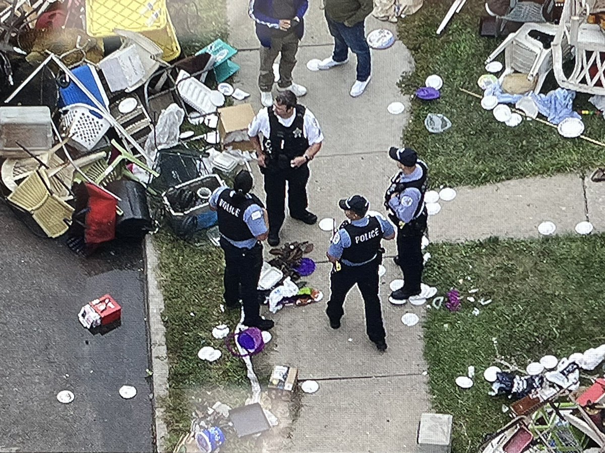 KrisHabermehl's tweet image. While CFD investigators work to locate the cause &amp;amp; origin of a fire at 3340 W 79th Street, police stand amid a mountain of belongings from a hoarding situation at the home. A 61 year old woman was very critically hurt in the blaze. More at cbsnews.com/chicago/live