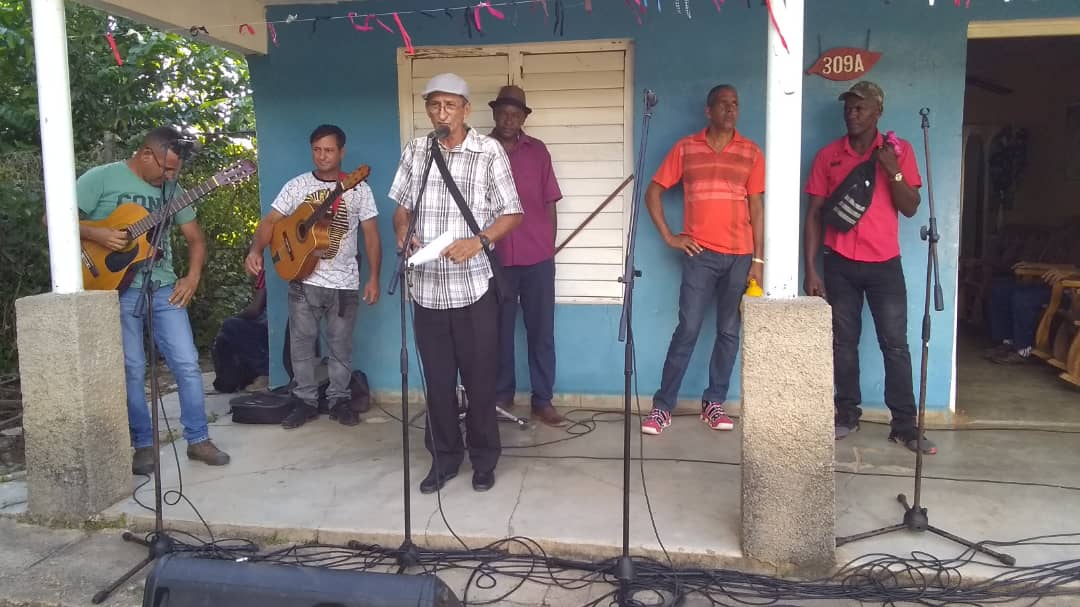 GladysE_Otero's tweet photo. Se realiza encuentro de amantes de la música campesina  en la Casa de Tradiciones ,con la presencia del Sexteto Maravilla y artistas aficionados de la Casa de cultura Ramón Ivonet , todos acompañados por Sonido Hey.
#CubaEsCultura
#CubaPorLaPaz 
#Cuba https://t.co/HcDlzqzISP