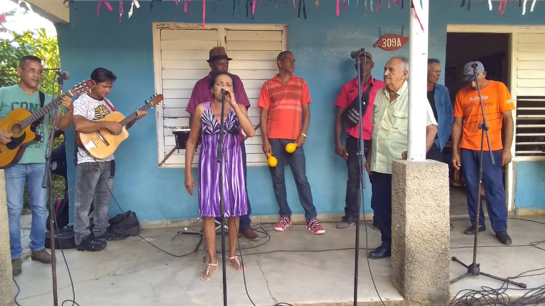 GladysE_Otero's tweet photo. Se realiza encuentro de amantes de la música campesina  en la Casa de Tradiciones ,con la presencia del Sexteto Maravilla y artistas aficionados de la Casa de cultura Ramón Ivonet , todos acompañados por Sonido Hey.
#CubaEsCultura
#CubaPorLaPaz 
#Cuba https://t.co/HcDlzqzISP