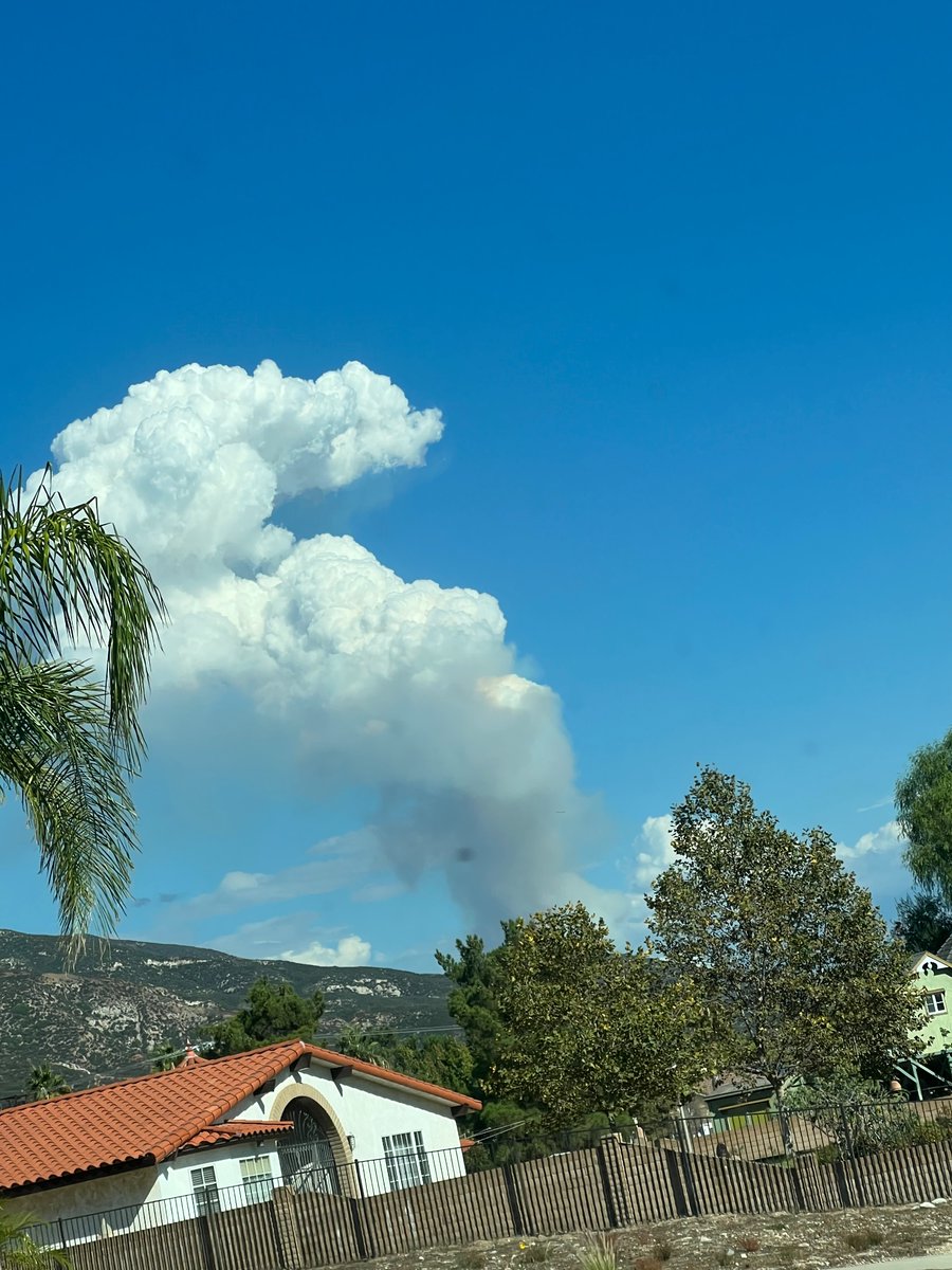 CaFireSource's tweet photo. San Bernardino County CA ~  Running Springs CA, Vegetation Fire. (Half of it’s a cloud the white part, black smoke is the incident itself. @EmergencyInfo7 https://t.co/WWd9wxDySP