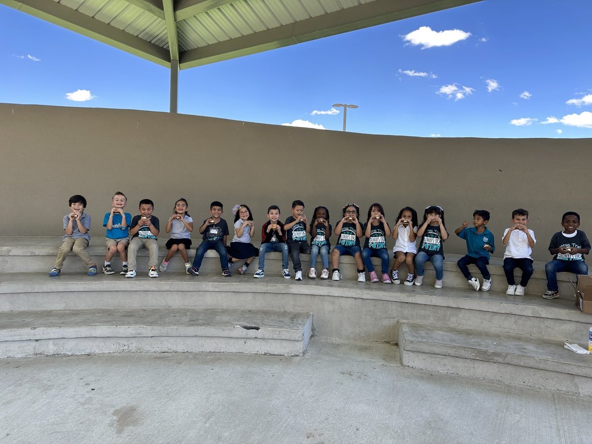 iswartz_CTE's tweet photo. Our Friday consisted of AVID “Team Building” and s’mores made with thermal energy. Perfect way to end our week! #CTEAlwaysOnPoint #KindKindergarteners #AVIDFriday #TeamSISD https://t.co/EsnwuOhoJj