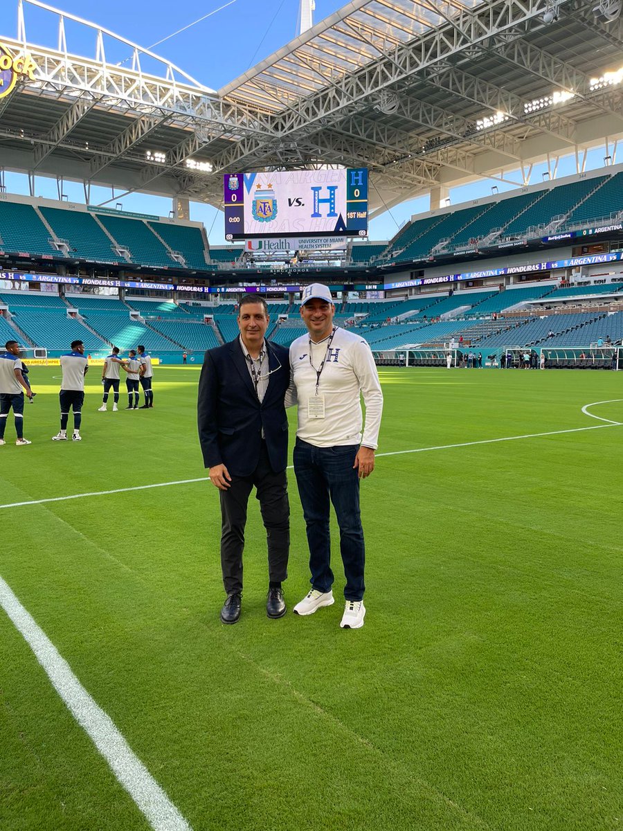 🤝🏾El presi de @FenafuthOrg 👤 <a href="/jorgefsalomon/">Jorge Salomon</a> en el 🏟 <a href="/HardRockStadium/">Hard Rock Stadium</a> a la par del presidente  de <a href="/clarohonduras/">Claro Honduras</a> patrocinador de #LaH  👤#FroylanAyón 👏🏾

#LaHsomostodos #LaHesEterna
