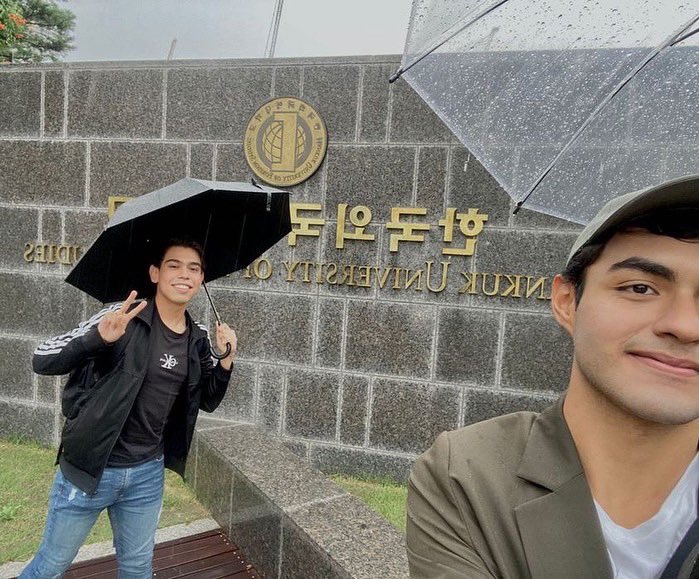 uasoficialmx's tweet photo. Ellos son estudiantes de la Licenciatura en Negocio y Comercio Internacional de la #UAS y se encuentran en en Seúl, Corea del Sur en Hankuk University de movilidad estudiantil. 👏🦅
#OrgulloUAS https://t.co/Tj5zIO1hFz