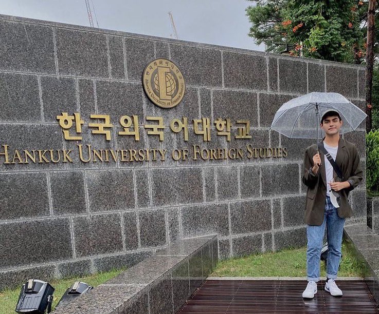 uasoficialmx's tweet photo. Ellos son estudiantes de la Licenciatura en Negocio y Comercio Internacional de la #UAS y se encuentran en en Seúl, Corea del Sur en Hankuk University de movilidad estudiantil. 👏🦅
#OrgulloUAS https://t.co/Tj5zIO1hFz