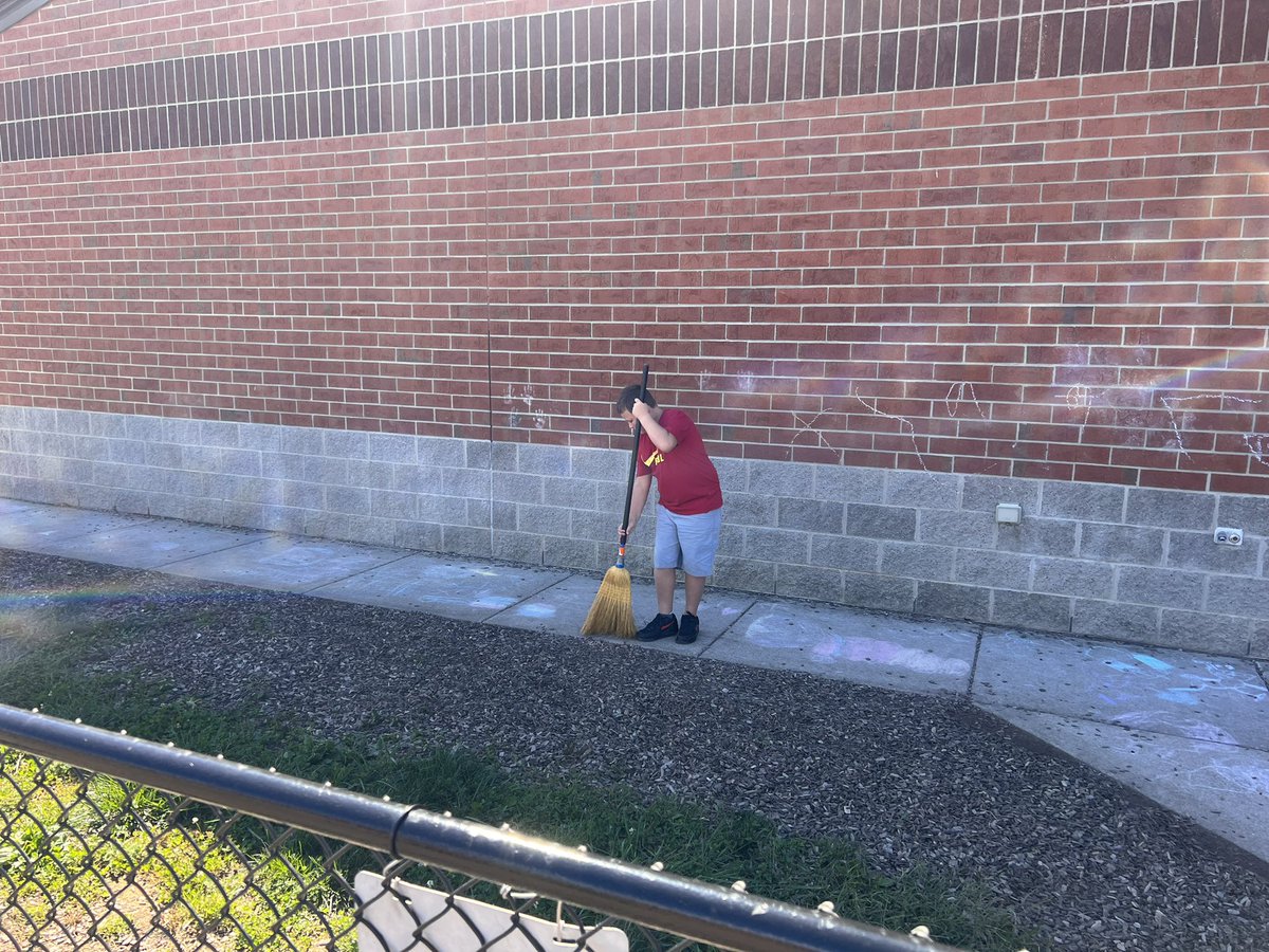 208j_watson's tweet photo. We had some volunteers help spruce up the mulch on our playground. They are natural leaders! @celestethurman3 @ncranford @TaraCoker0 @PGEcubs https://t.co/fgx01vJ6Ja