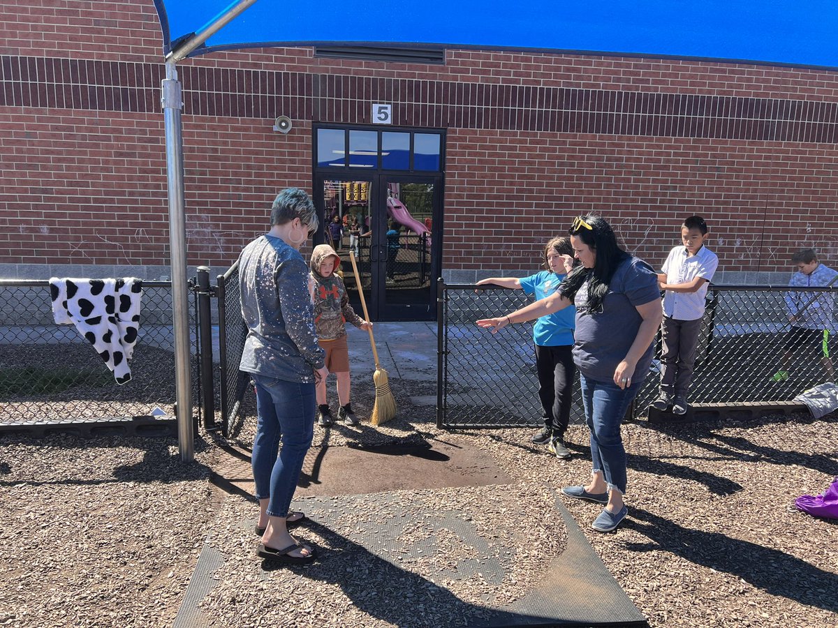 208j_watson's tweet photo. We had some volunteers help spruce up the mulch on our playground. They are natural leaders! @celestethurman3 @ncranford @TaraCoker0 @PGEcubs https://t.co/fgx01vJ6Ja