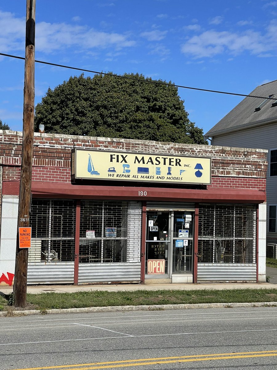 gojasongo's tweet photo. @billburr every time I drive by this I think of you. Salem MA https://t.co/6ruWsFcZ9h