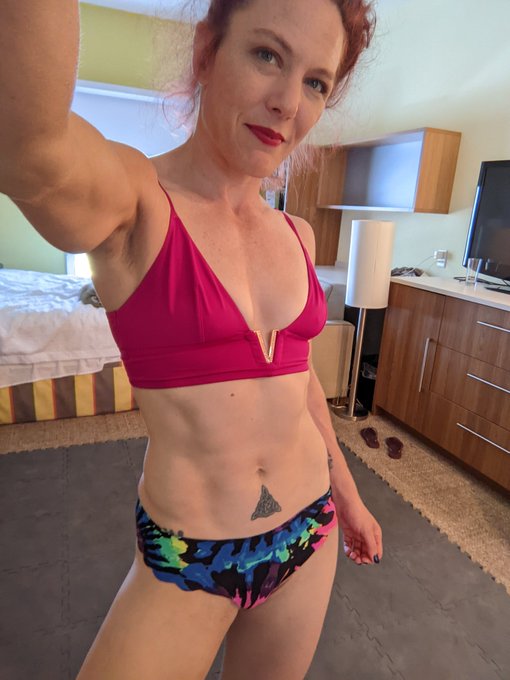 This hotel room came with a couple photo backdrops 😉🎥 https://t.co/WCXcemhygQ