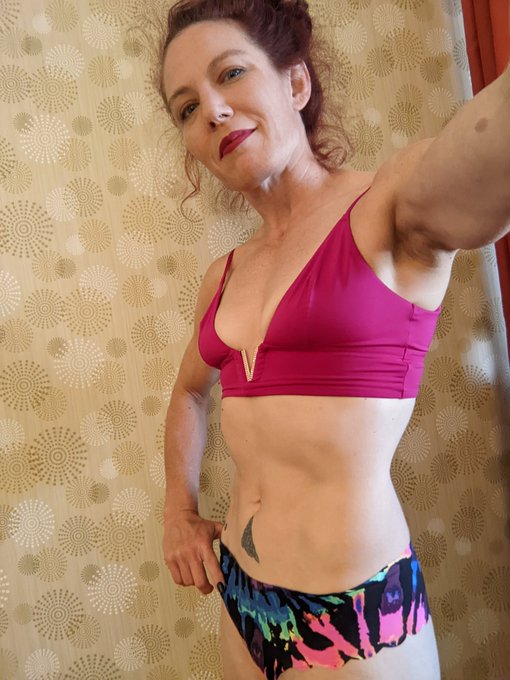 This hotel room came with a couple photo backdrops 😉🎥 https://t.co/WCXcemhygQ