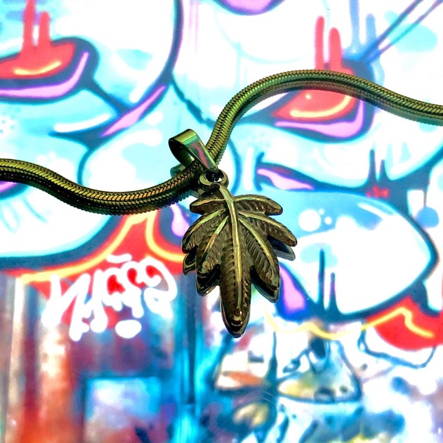 GoldBlcn's tweet photo. I'm selling Classic Cannabis Pendant for ₱500. Get it on Shopee now! https://t.co/lqYMccyF4x #ShopeePH https://t.co/XHO28gTknI