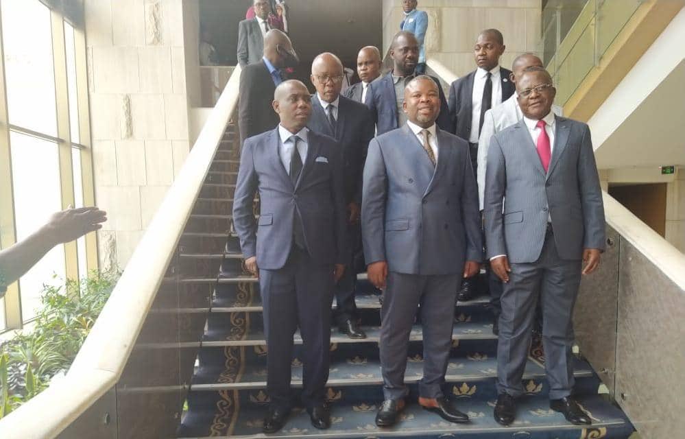 IyendaOfficiel's tweet photo. COMMUNICATION DE VÉRITÉ:
=======================
Le nouveau PCA de l'OGFREM en veste et en babouche (LIPAPA) dans une photo officielle avec les cadres de l'entreprise...
Même les sorciers s'étonnent du comportement de l'UDPS...
@PatrickMakanga6 https://t.co/sTjp8EojgM