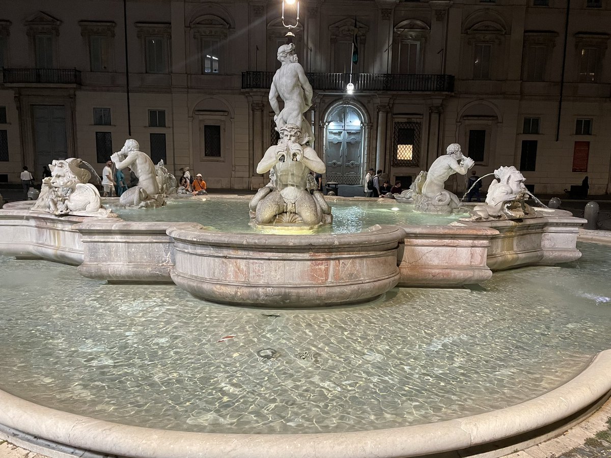carmenpellicer_'s tweet photo. En #Roma nunca te cansas…Esta noche disfrutando de las #fontanas y el limoncello italiano! https://t.co/RUQ4gs89cF