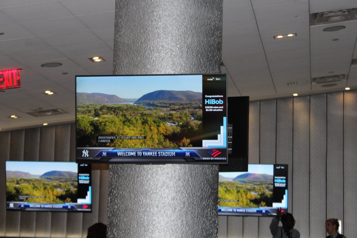 Bradley_Luna_'s tweet photo. It may look like these people are watching the @Yankees beat the @RaysBaseball but, in reality, they're admiring the NY Stock Exchange congratulating @HiBob_HR. 

But, seriously, thank you @NYSE for believing in us. We appreciate the support 🤩

#BaseBall #sport #baseballwin https://t.co/u0B8QDHKVW