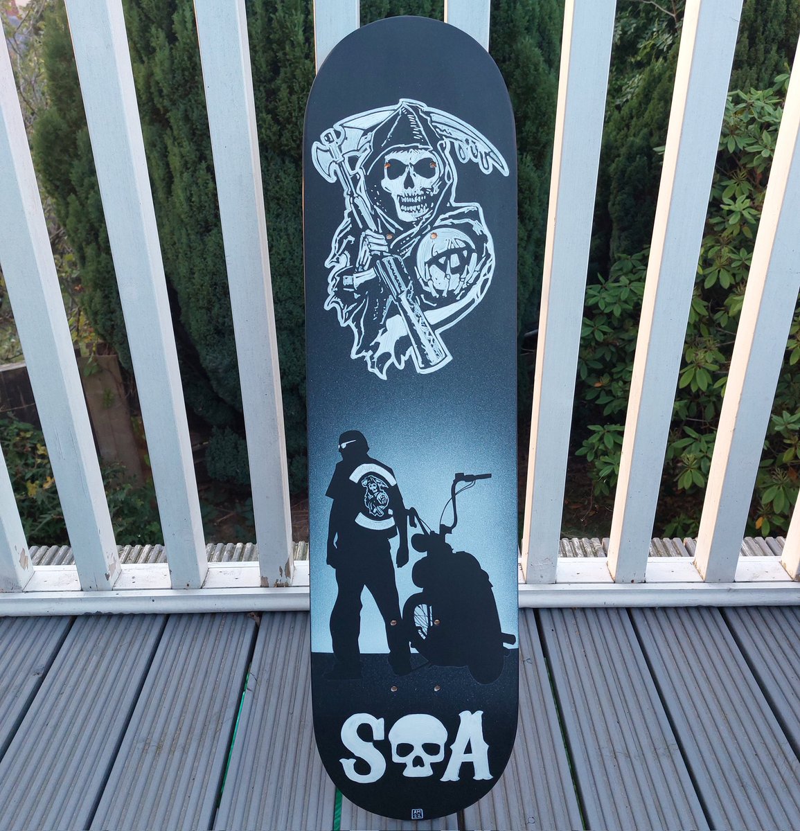 Been working on this Sons of Anarchy themed skateboard deck over the past few nights. The guest list for Comic Con Liverpool inspired me!! Acrylic paint and airbrush on a blank deck! <a href="/SonsofAnarchy/">Sons of Anarchy</a> #sonsofanarchy #CharlieHunnam #kimcoates #Ryanhurst <a href="/TommyFlanagan/">Bsmada</a> <a href="/perlmutations/">Ron Perlman</a>