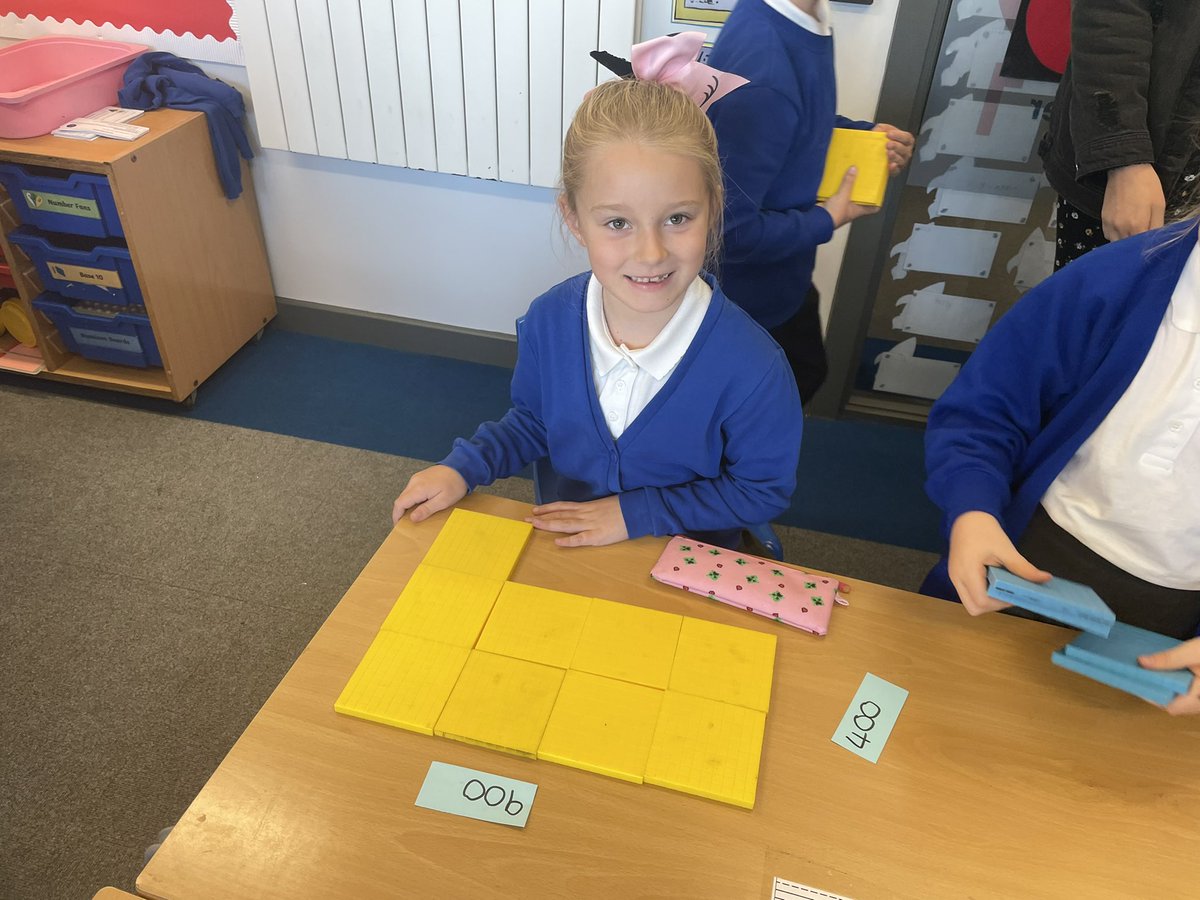 francisaskew's tweet photo. 3LL have been representing hundreds today βοΈ #FAPSmaths https://t.co/JgF5HfCnzo