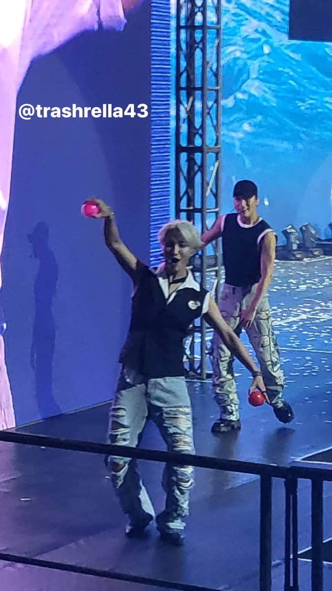 trashrella43's tweet photo. Photo sequence of Seonghwa throwing his signed ball in our area courtesy of @smile1byulee thank you for capturing thissssss ahhhhh ❤️❤️❤️❤️❤️ https://t.co/jrviHXljGA
