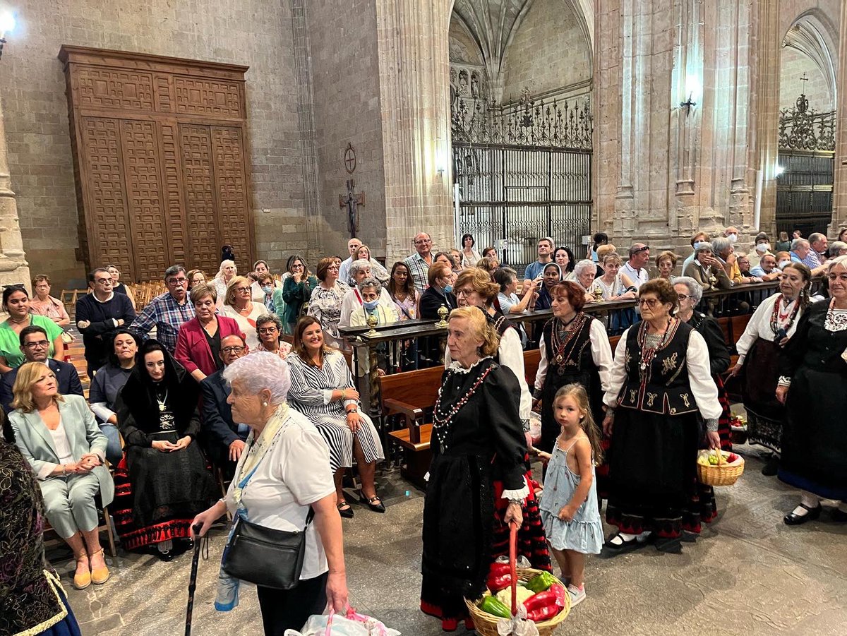 segovia_es's tweet photo. Alcaldesa @segovia_es, @ClaraMartnGarca, acompañada por otros miembros de la corporación municipal, ha asistido esta tarde a la Ofrenda de Frutos a la Virgen de la Fuencisla, que ha pregonado,en nombre de todos los segovianos el presidente de #PROCOSE, José María Ruiz Benito.e https://t.co/tJchQXhFnl